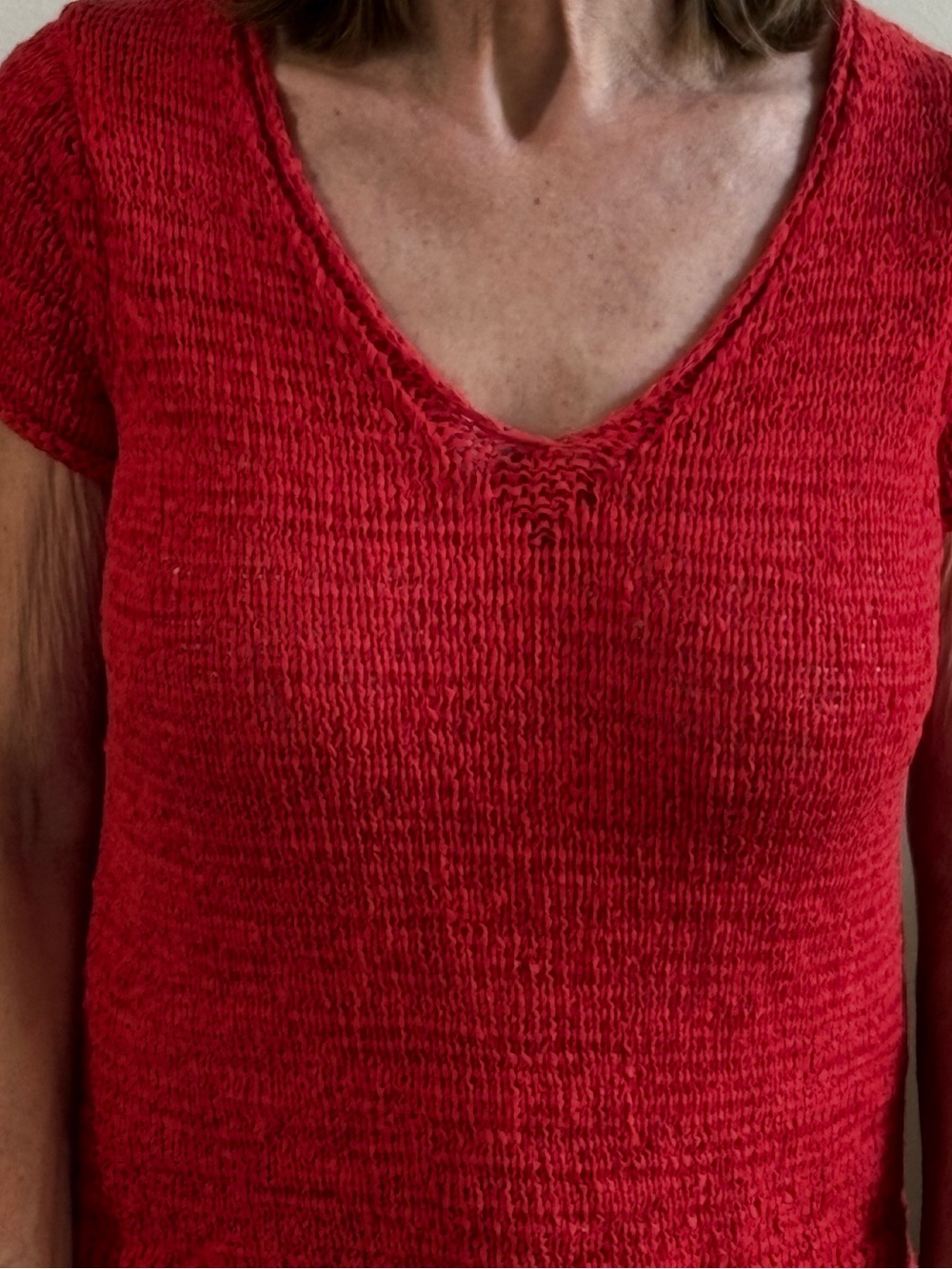 Vince Camuto Red Textured Knit V-Neck Top